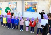 工場見学に訪れた保育園児の卒園記念絵画を工場壁面に飾っている