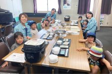 自作したおむすび型でつくったおむすびランチを社食で食べる「ファクトリーツアー」参加者