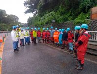 現場でのミーティング。障がい者も健常者も、みんなで協力して作業を進める