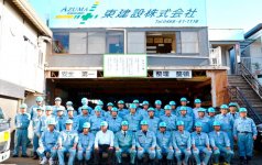 東建設の従業員たち。創業当時から続く、家族のような社風が根付いており、長年勤続する人が多い