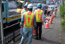 複数人のチームで行う道路安全パトロール。異常があればメンテナンスを行い、安全な道路を維持する