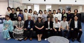 交流事業に参加した女性会メンバーと大学関係者