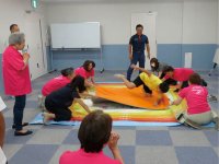 震度６強の揺れを体感する参加者