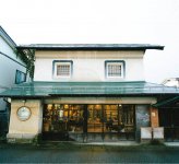 JR十文字駅近くにたたずむ「Hostel&Bar CAMOSIBA」