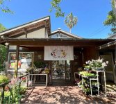 農水産物直売店「アジマルシェ」（旧・産直まるじゅ）では、地域の海産物などの食品を販売