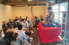 落語を聞く参加者