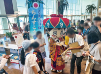 イベントでは沖縄の観光キャラクターによる手渡しも行った