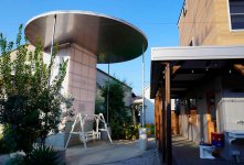 本社併設のインフラスタンド。基礎を高くし、インフラ事業を意匠として表した建築デザイン