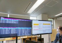 受発注・経理部門では、ファクス、メール、Webサイトなど複数の発注書を自動で読み込み、大型モニターに集約