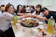 お茶で乾杯して女子会がスタート