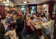さまざまな年代の参加者でにぎわう店内