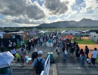 河川敷内の観覧会場に約10万人が訪れた