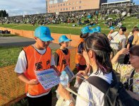 会場を案内する「見せ隊」隊員