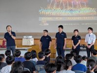 花火の歴史を紹介する草薙委員長（左端）と高橋会長（左から２番目）