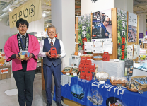 商工会議所職員と事業者が商品や白河の魅力を紹介