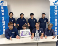 クラフトビールを披露した同YEGとラベルデザインを考案した高校生