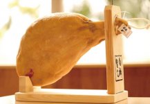 「原木」と呼ばれる豚の骨付きもも肉の生ハム