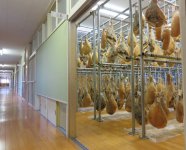 ２階の旧教室を改装した熟成庫で乾燥・熟成