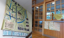 壁に残された子どもの制作物や手書きのポスターに郷愁が漂う