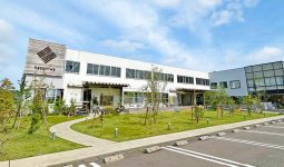 2022年７月には第２弾として別棟もオープン（右側のL字部分）。現在は13の店舗と事業所が入っている