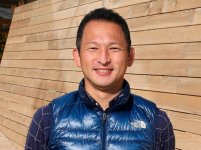 八幡開発社長の飯塚さん。「ハコニワの由来は建物の“箱”と芝生の“庭”。言葉の響きも優しいので名付けました」