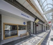 ARCADE HOTEL外観。かつて宿場町だった歴史と、アーケードがあるため活用されにくかった２階以上を生かした（撮影:写真家 千葉正人氏）
