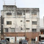 改修前のマルイチビル外観。築50年以上が経過し、この地域で最も状態の悪い空きビルの一つだった