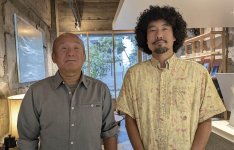 「地元のネットワークと、古いビルに魅力を感じる人がいるのが強み」と語る同社の佐野代表（左）と建築家の勝亦さん