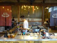 コーヒーを入れる厨房は、銭湯の番台をイメージして店内の真ん中に設置