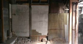 同店が倉庫だったころの内観。壁はトタンなどで覆われ、床はコンクリートで平らになっていた