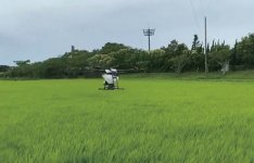 「ドローンなら１台約10分で１haの農薬散布が可能」と羽生さん。ドローンの講習・機体販売・定期点検のセット販売を展開している