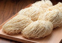 小麦本来の味を楽しめる熟成平打ち生麺