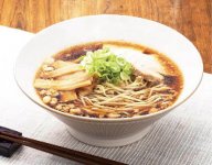 透明なしょうゆベースのスープと背脂が麺に絡まり食欲をかき立てる