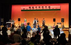 バンド演奏により一体となって盛り上がる会場