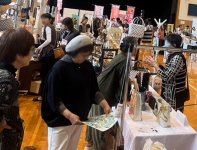 来場者はさまざまなブースでの買い物を楽しんだ