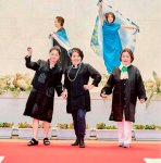 ショーの幕開けは青がメインカラーのファッション