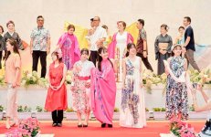 フィナーレには多彩な衣装を着た出演者が集結