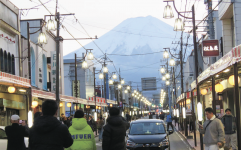 富士山を望む本町通りと街路灯