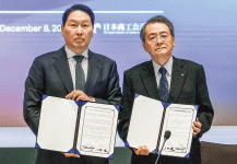 共同声明を採択する小林会頭（右）と崔会長