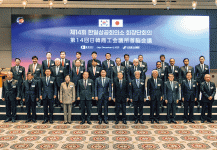 記念撮影に臨む出席者