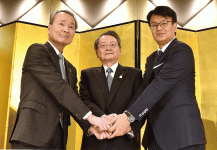 記者会見の後、握手する小林会頭（中央）ら各団体トップ