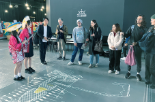 地元高校生が観光ガイドとして参加者に説明