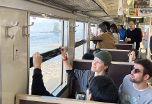 列車からの景色を楽しむ参加者