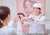 「商品開発は、個人戦ではなくチーム戦。お菓子づくりも地域貢献も、人とのつながりの大切さを感じながら取り組んでいます」と語る松本さん