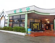 もとやスーパー外観。店頭に掲げられた「開」の文字は、奥能登豪雨の１年後に書かれた。地域復興の祈りが込められている