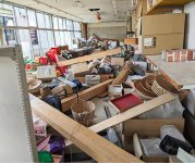 能登半島地震で被災した同店。天井が落ち、さまざまなものが倒れ、設備が壊れた