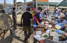 豪雨の被災後、全国から多くのボランティアが駆け付け、泥かきや炊き出しを行った