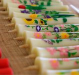 カラフルな植物の絵が目を引く「手描き絵ろうそく」