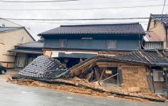 地震の直撃で建物全体がひしゃげ、全壊の判定を受けた
