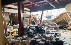 柱が大きく傾き、ろうそくが散乱した店内